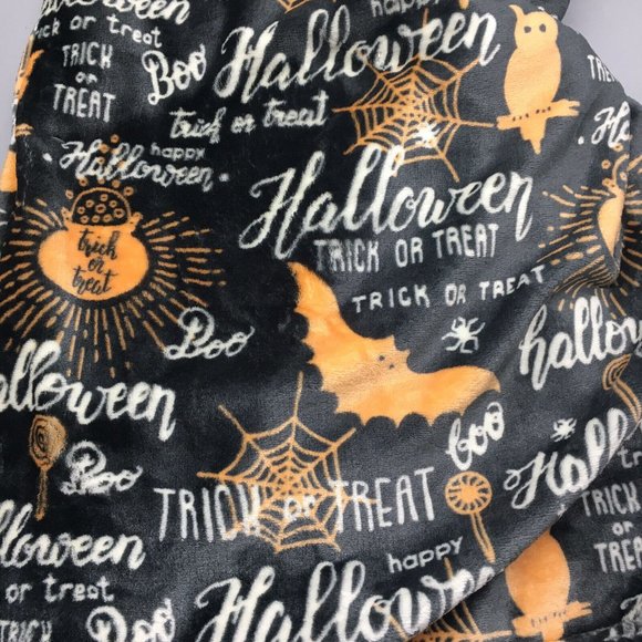 Halloween Haunt Throw Blanket Micro Fleece Bat Owl Spiderweb Trick or Treat Gray - Picture 2 of 7
